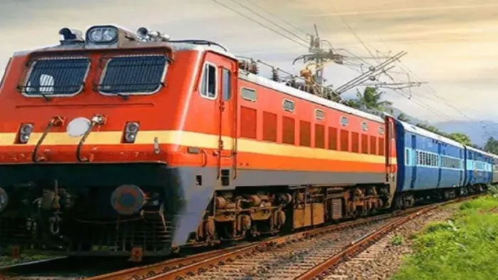 साढ़े 16घंटे देरी से चली स्पेशल ट्रेन।