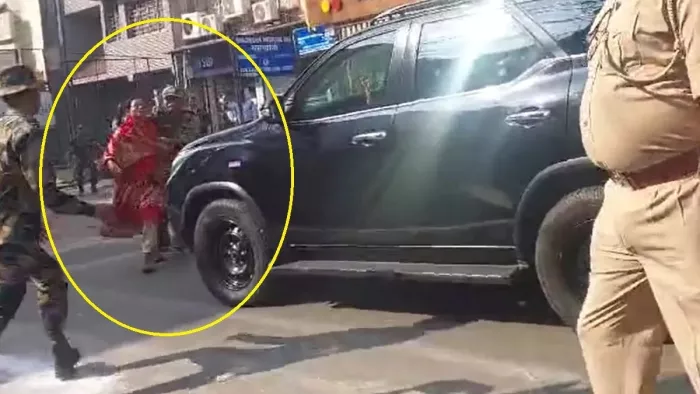 प्रधानमंत्री के काफिले की कार के सामने आई महिला।