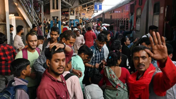 सभी स्टेशन पर यात्रियों की भीड़। जागरण