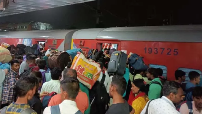 Train News: ट्रेनों के परिचालन व्यवस्था पर कोहरे का असर