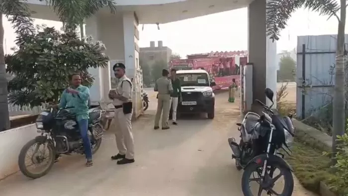 तेलंगाना में वोटिंग से पहले आयकर विभाग (IT) की लगातार छापेमारी हो रही है।