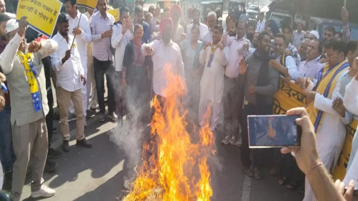 जहरीली शराब कांड को लेकर आप ने BJP सरकार का पुतला फूंका।