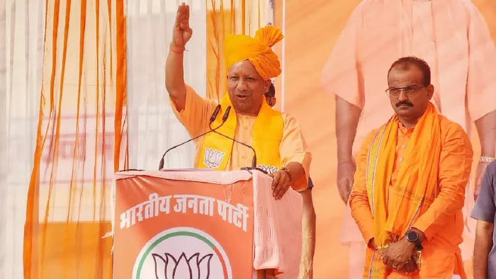 केकडी में जनसभा करते हुए यूपी के सीएम योगी आदित्यनाथ (फोटो- एक्स)
