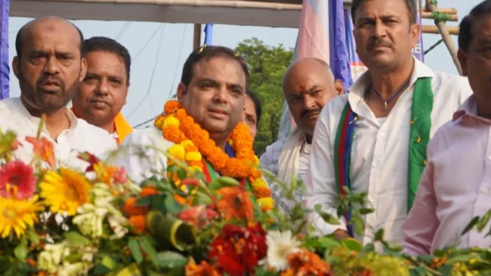 पाकुड़ के आजसू प्रत्याशी अजहर पर बमों से हमला