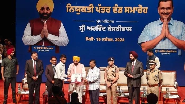 नव नियुक्त पुलिसकर्मी को नियुक्ति पत्र सौंपते सीएम मान और अरविंद केजरीवाल।