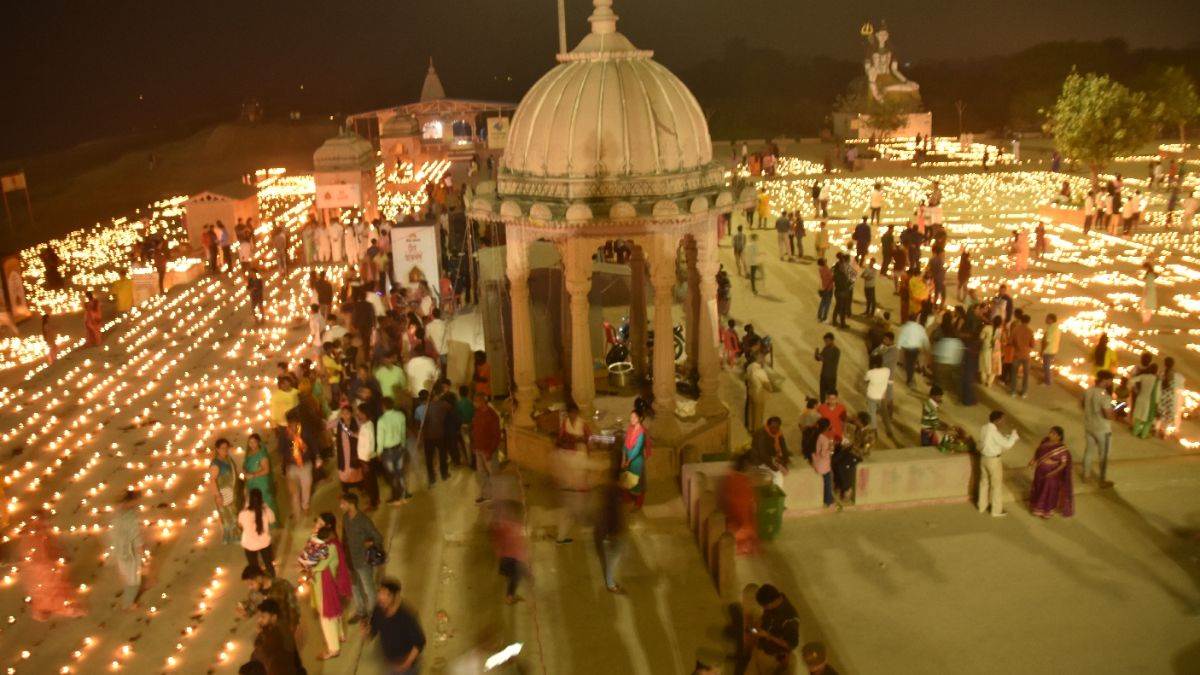 https://www.jagranimages.com/images/newimg/16112024/16_11_2024-deepgkp_23831850.jpg