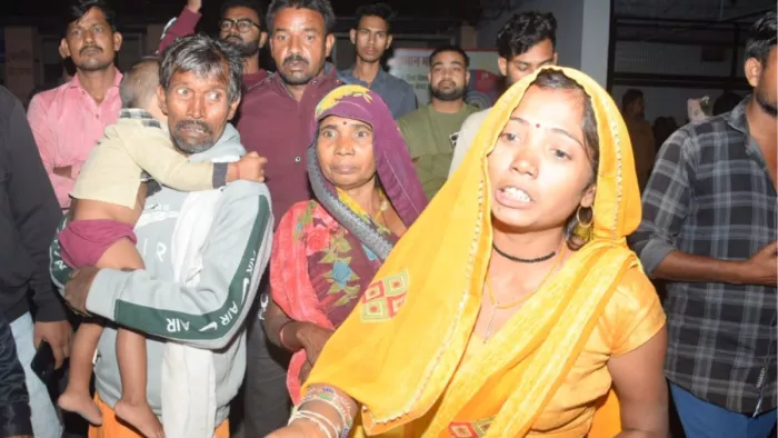 विलाप कर रहे परिजनों को हर कोई संभालने का प्रयास कर रहा था।