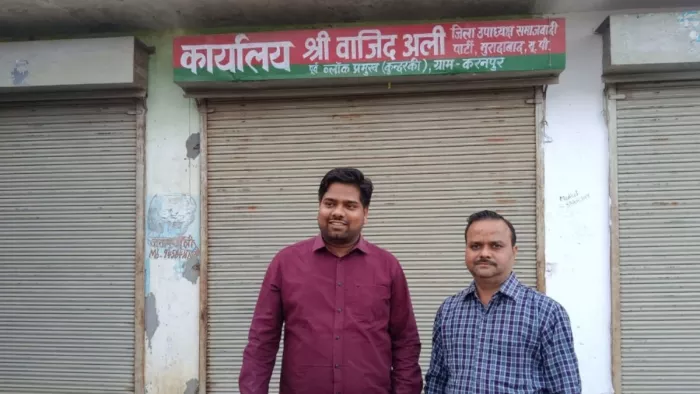 सपा जिला उपाध्यक्ष वाजिद अली की दुकान को सील करने के दौरान मौजूद मंडी और खाऋ विभाग के अधिकारी।