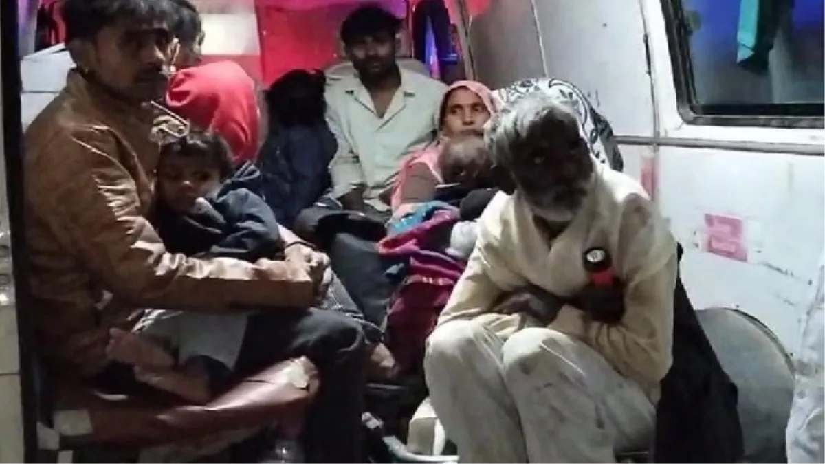 UP News: स्टेयरिंग फेल होने से बस खाई में पलटी...मची चीख-पुकार, 10 मजदूर बुरी तरह घायल