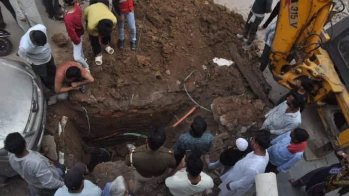 शहीद नगर में सबमर्सिबल के गड्ढे में फंसे पिल्लों को निकालने के लिए खोदा गया गड्ढा। सौ. स्थानीय निवासी