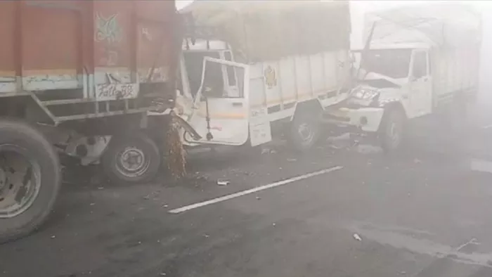 धुंध के चलते हाईवे पर ट्रक समेत छह गाडियां पीछे से आपस में टकराईं।