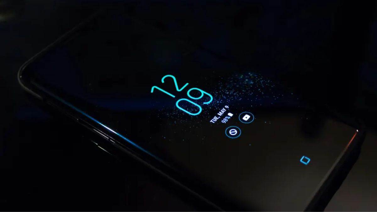 https://www.jagranimages.com/images/newimg/16112024/16_11_2024-smartphone_display_23832120.jpg