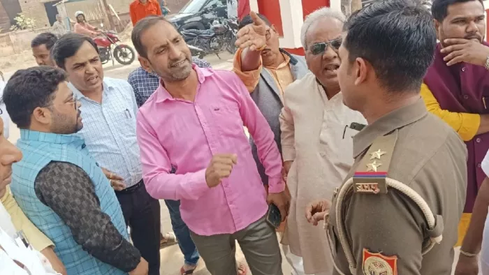 भाजपाइयों ने अहरौला थाने का घेराव किया। इस दौरान थानाध्यक्ष से जमकर बहस हुई। (तस्वीर जागरण)