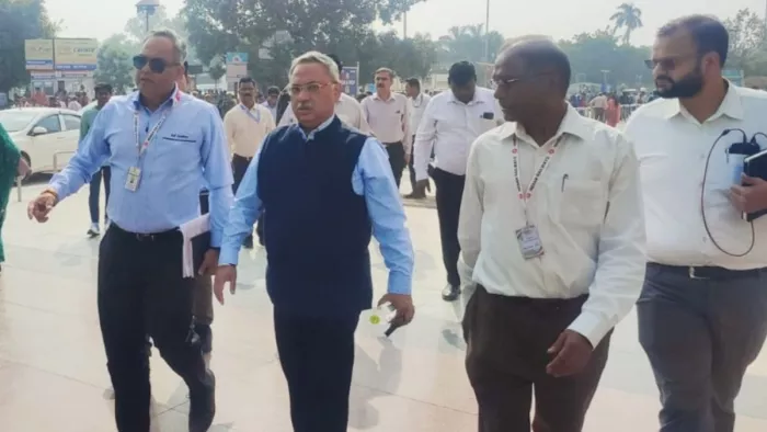 कैंट स्टेशन परिसर का निरीक्षण करते रेलवे बोर्ड के सदस्य रविंदर गोयल (काली सदरी में)। जागरण