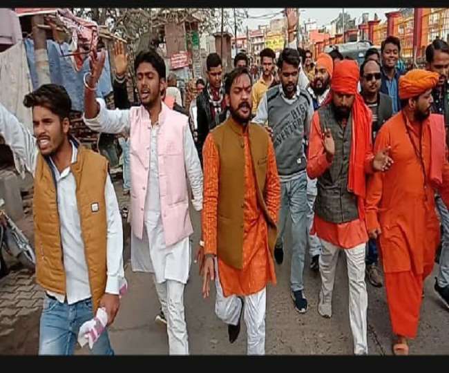 एएमयू के छात्रों के खिलाफ सड़कों पर उतरे हिंदूवादी, कहा- हिंदुत्‍व का अपमान सहन नहीं Aligarh news