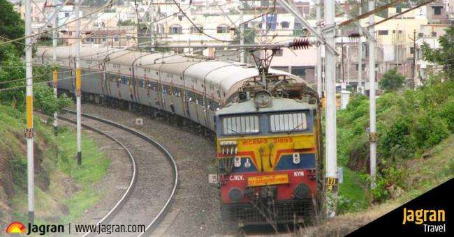 तेजस के बाद आधा दर्जन और ट्रेनों को निजी हाथों में देने की तैयारी, रेलवे ने तैयार किया प्रस्‍ताव Gorakhpur news