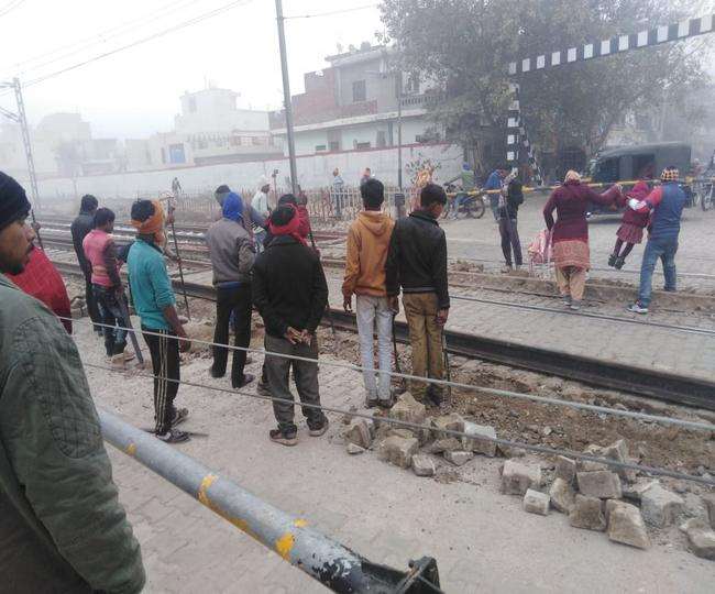 जालंधर की गुरु नानक पुरा रेलवे क्रांसिंग पर चल रहा मरम्मत का कार्य। जागरण