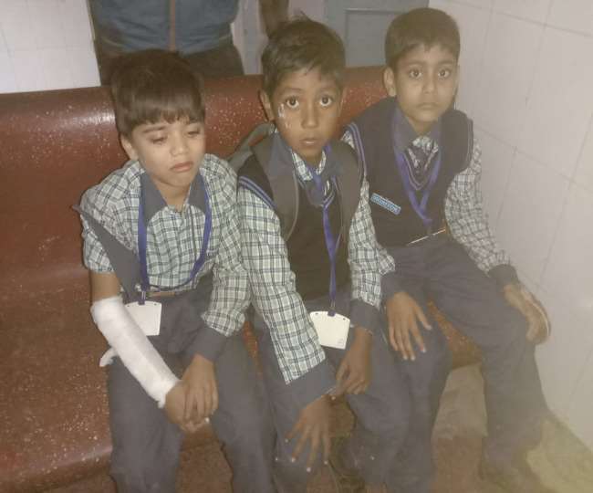 रायबरेली के लालगंज कोतवाली में कार और स्कूल वैन की टक्कर में घायल नन्हें छात्र।