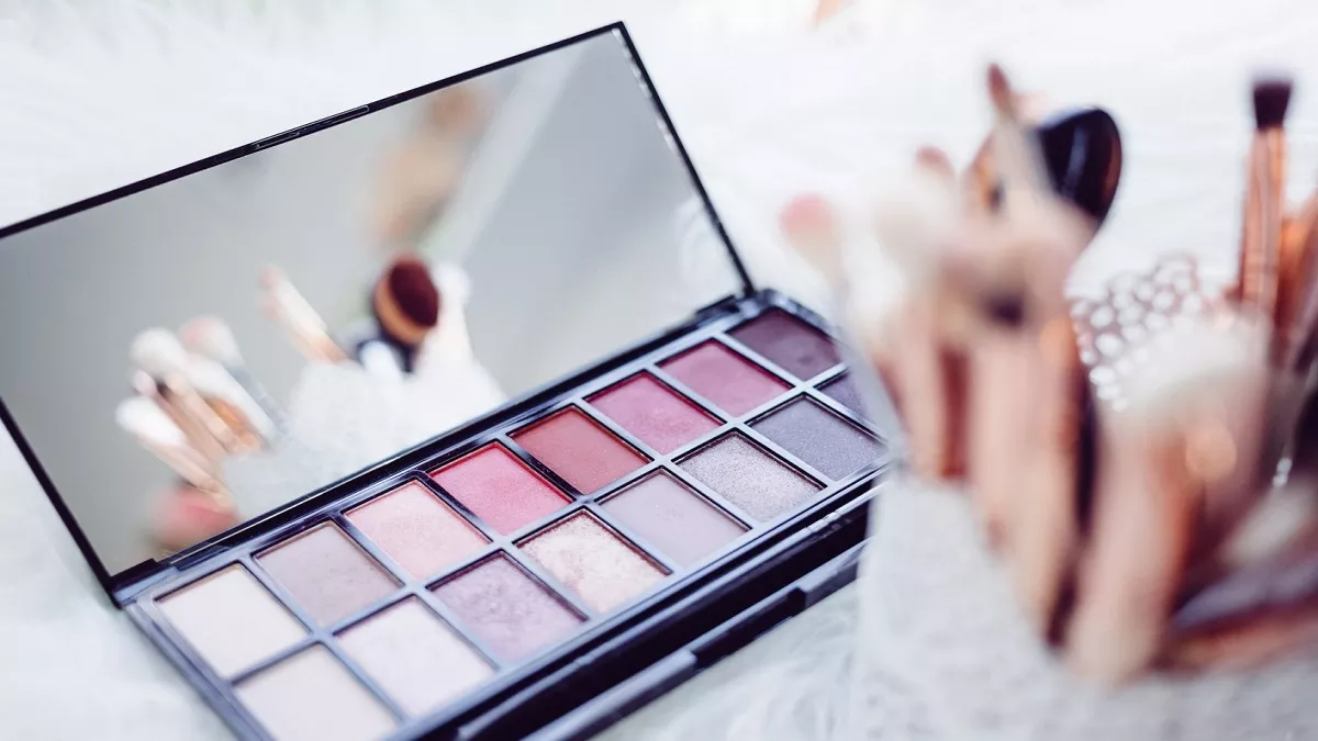 Amazon Sale On Best Beauty Products: इन सेलिंग ब्यूटी प्रोडक्ट्स को यूज़ करके पाएं प्रोफेशनल्स की तरह मेकअप