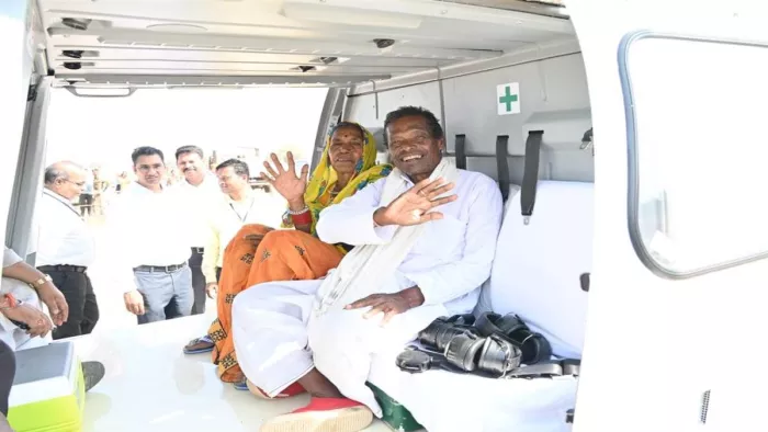 सीएम भूपेश बघेल ने दिखाई दरियादिली, किसान को पत्नी संग कराई हेलीकाप्टर की सैर।