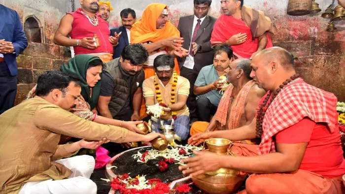 वैद्यनाथ धाम में पूजन-अर्चन करते सीएम हेमंत सोरेन