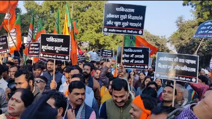 बिलावल भुट्टो जरदारी द्वारा दिए गए पीएम मोदी पर विवादित टिप्पणी के खिलाफ बीजेपी कार्यकर्ताओं ने विरोध प्रदर्शन किया।