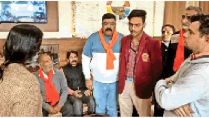 तिलक लगा कर स्कूल आए विद्यार्थी, शिक्षिकाओं ने दी तेजाब डालने की धमकी