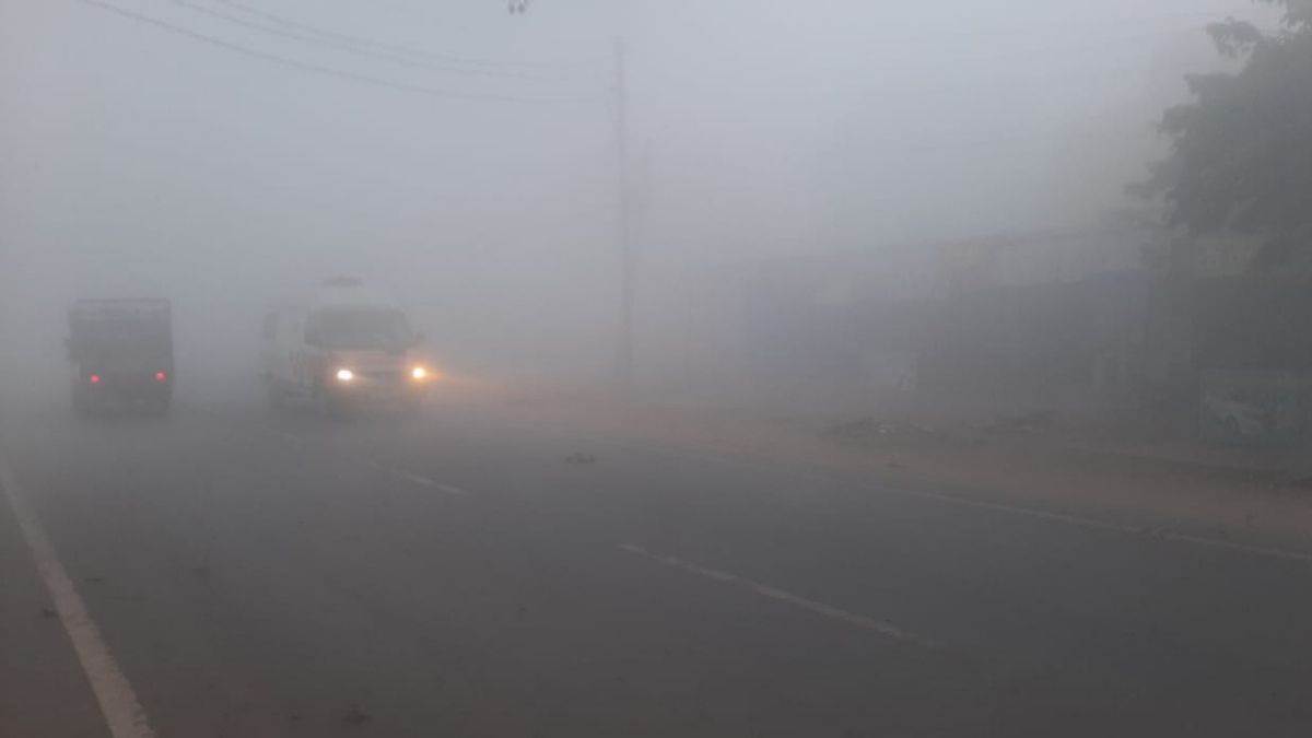 https://www.jagranimages.com/images/newimg/16122023/16_12_2023-agra_weather_fog_on_road_23605883.jpg