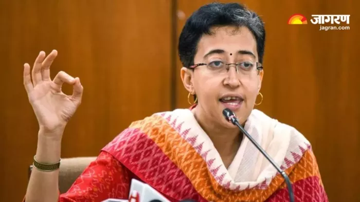 दिल्ली की खराब सड़कों को लेकर आतिशी ने मुख्य सचिव को लगाई फटकार।