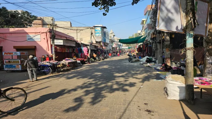 चोरी की घटना पर व्यापारी दो फोड़, एक पक्ष ने दुकान बंद कराया तो दूसरे ने खुलवाया। जागरण
