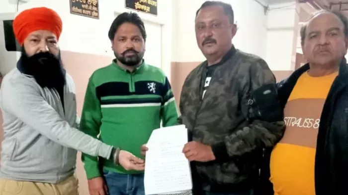 एसएसपी दफ्तर में मांग पत्र देने जाते हुए लक्की ठाकुर व अन्य
