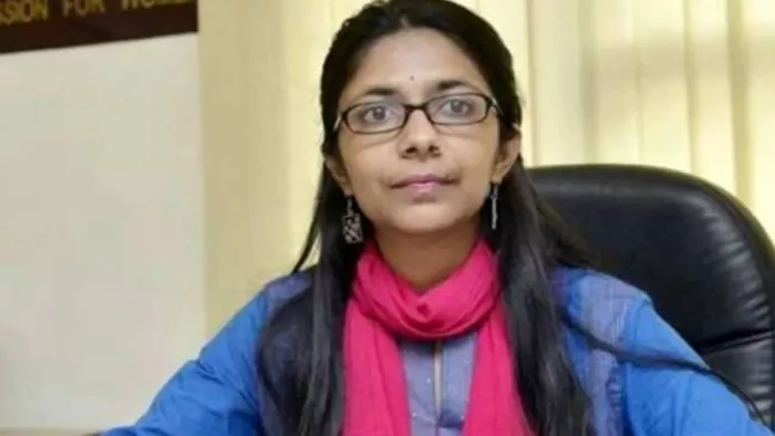DCW प्रमुख स्वाति मालीवाल पूर्वी दिल्ली के बंद पड़ी स्ट्रीट लाइटों का निरीक्षण किया।