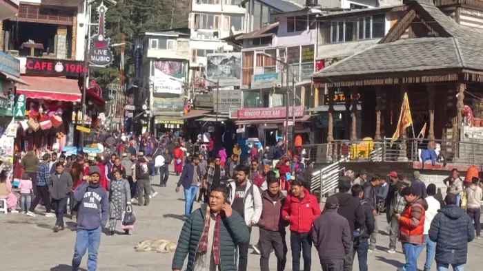 शनिवार को खिली धूप के बीच मॉल रोड में चहलकदमी करते पर्यटक