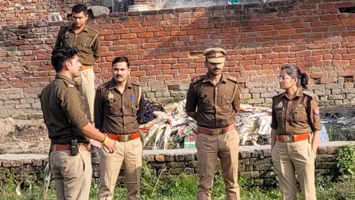 सूटकेस लेकर पहुंचा संगम पर, इतने में आ गई पुलिस- जब खोलकर देखा तो उड़ गए होश...