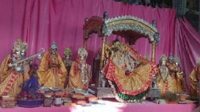 मथुरा: बरसाना स्थित श्री राधारानी मंदिर में श्रीराधा-कृष्ण के साथ विराजमान अष्टसखी। फोटो जागरण