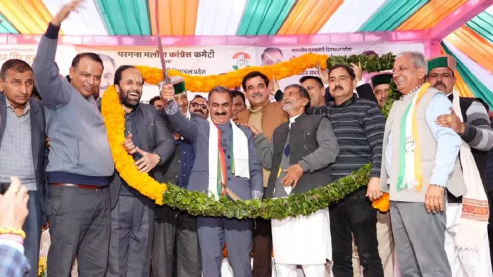लोहारघाट में आयोजित जनसभा में मुख्यमंत्री सुखविंदर सिंह सुक्खू को सम्मानित करते कांग्रेस के नेता