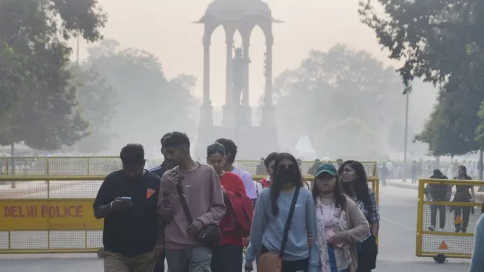राजधानी दिल्ली में प्रदूषण का स्तर बढ़ गया।