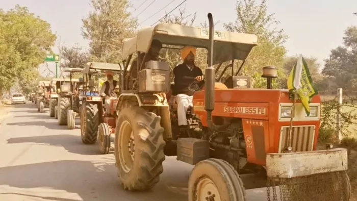 पंजाब के किसानों के समर्थन में ट्रैक्टर मार्च निकालते किसान।