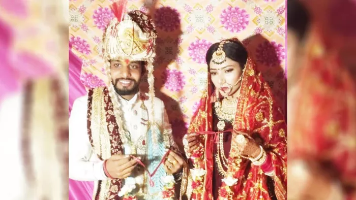बिना दहेज के शादी रचाने वाले नवदंपत्ति शमशेर कश्यप एवं प्रिंयका। (फोटो- जागरण)