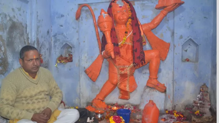 संभल के खग्गू सराय मंदिर में बैठे पुजारी शशिकांत शुक्ला। जागरण