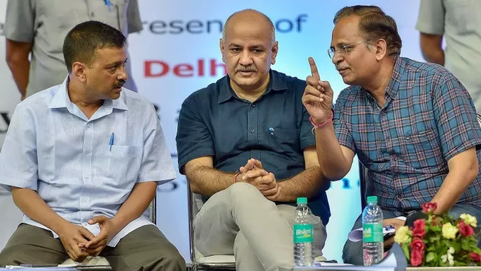 आप संयोजक अरविंद केजरीवाल के साथ मनीष सिसोदिया और सत्येंद्र जैन। फाइल फोटो- PTI