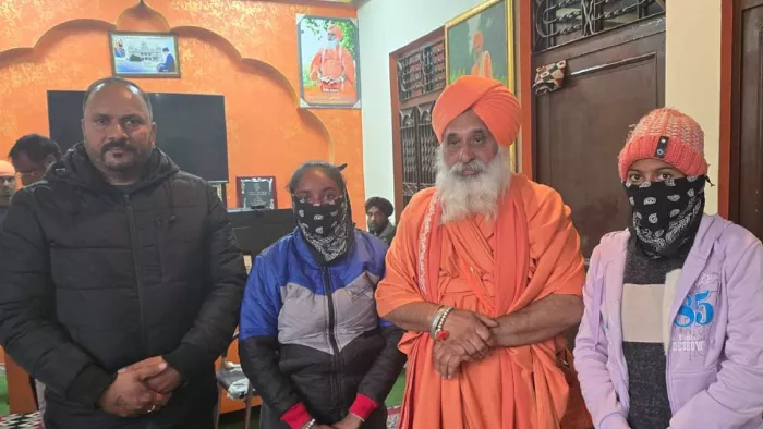 संत सीचेवाल का धन्यवाद करने पहुंची वापस लौटी लड़कियां l (फोटो- जागरण)