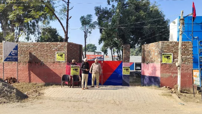 थाना फतेहगढ़ चूड़िया के बाहर सुरक्षा में तैनात पुलिसकर्मी। (फोटो- जागरण)