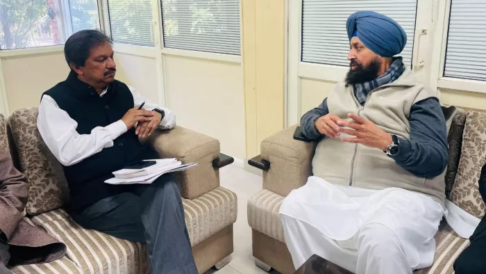 कांग्रेस विधायक दल के नेता प्रताप सिंह बाजवा राज्य चुनाव कमिश्नर राज कमल चौधरी से बातचीत करते हुए।