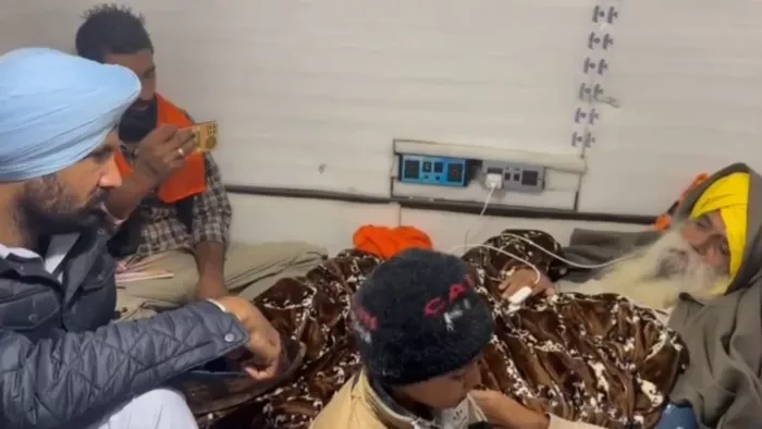 खनौरी बॉर्डर पर जगजीत सिंह डल्लेवाल से मुलाकात करते कांग्रेस प्रदेश अध्यक्ष अमरिंदर सिंह राजा वड़िंग।