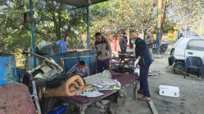 थाना सिविल लाइन क्षेत्र में डबल मर्डर की घटना के बाद सबूत एकत्र करती फोरेंसिक टीम। जागरण