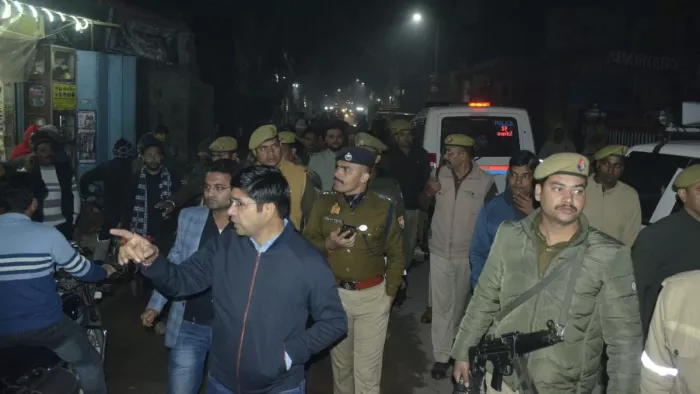 चंदौसी में फव्वारा चौक पर दुकानदारों से बात करते जिलाधिकारी डाॅ. राजेंद्र पैंसिया।