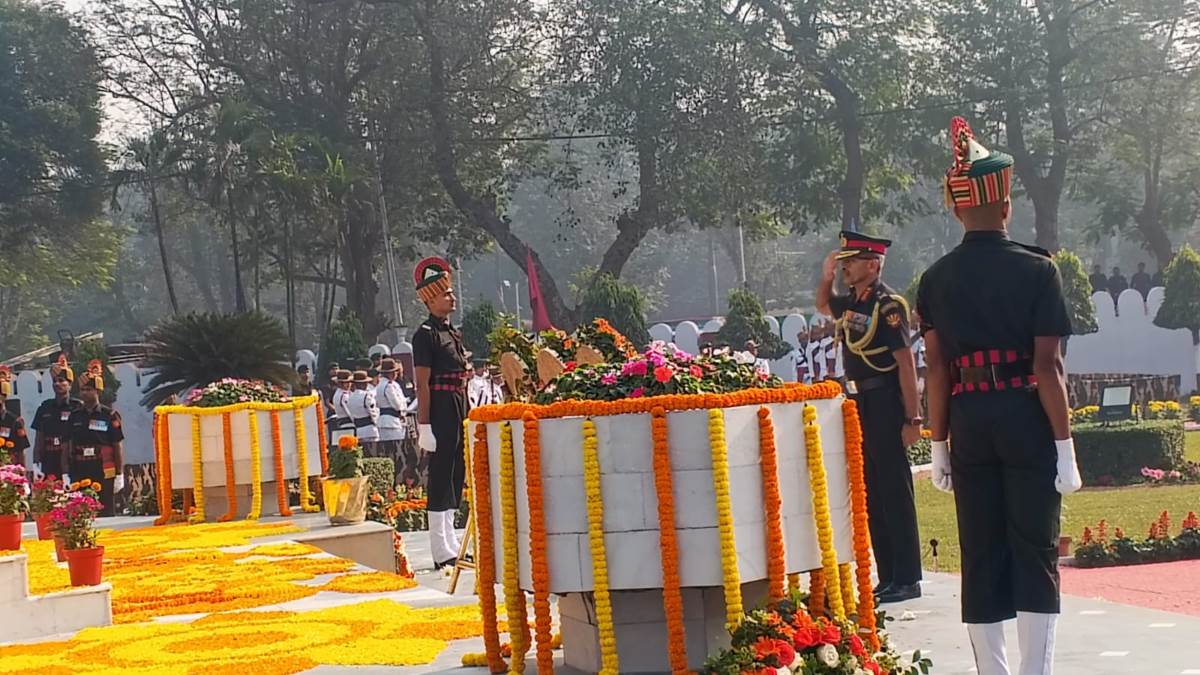 tributes paid to martyrs on vijay diwas in kolkata bangladeshi freedom fighters also participated
