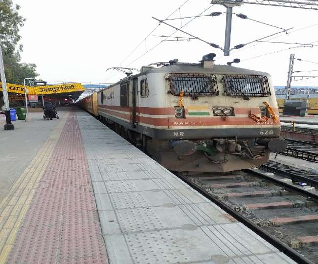 इलेक्ट्रिक इंजन से सफर शुरू, उदयपुर पहुंची मेवाड़ एक्सप्रेस The