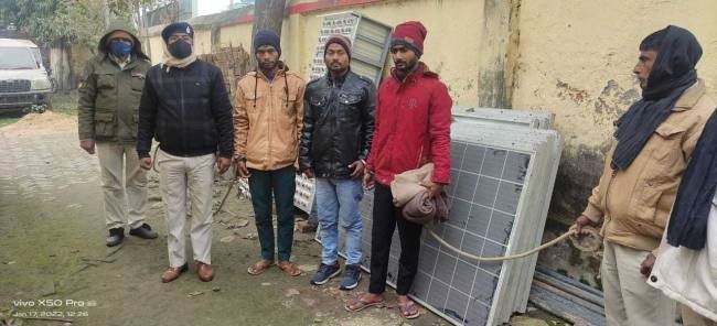 मीरगंज से चोरी हुई सोलर प्लेट व बैटरी के साथ तीन युवक गिरफ्तार